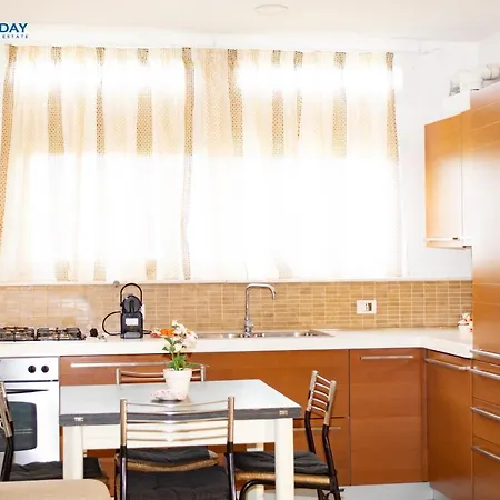 Holiday Tancredi Chiaraluce Apartment